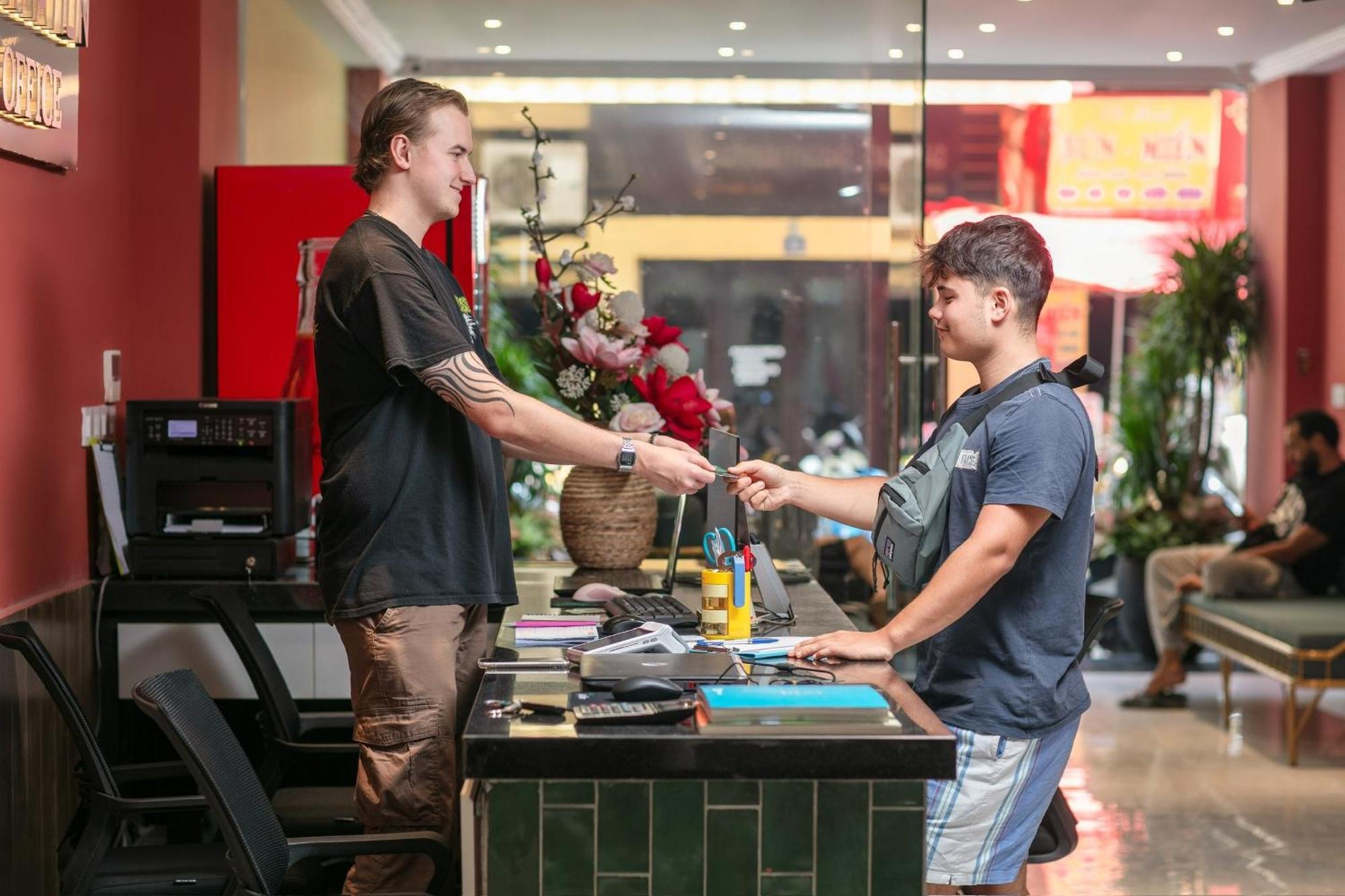 Lakeview Backpackers Hostel & Rooftop Bar Hanoi Buitenkant foto