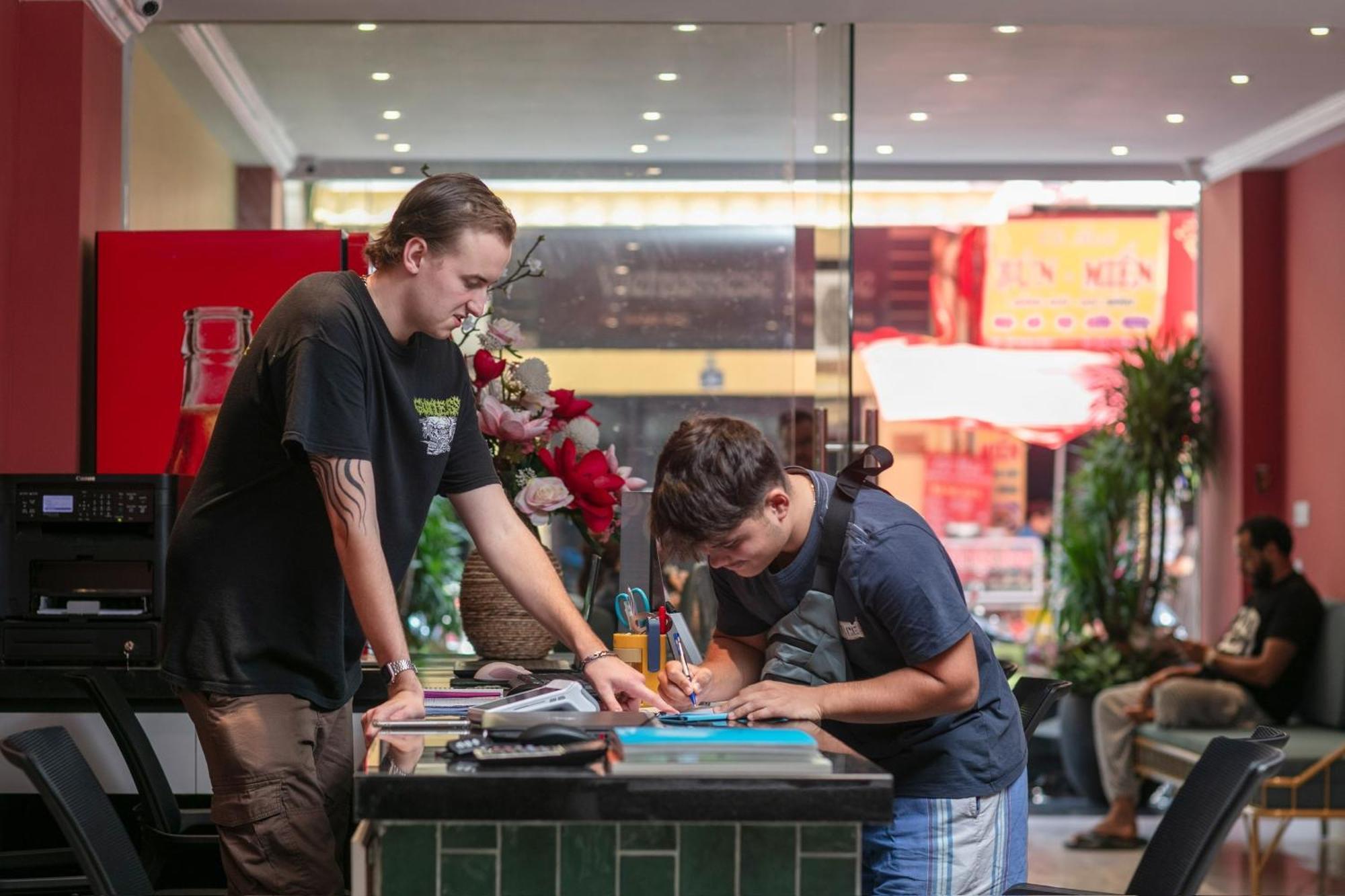 Lakeview Backpackers Hostel & Rooftop Bar Hanoi Buitenkant foto