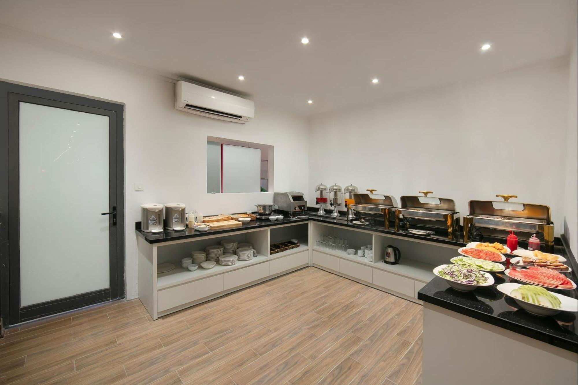 Lakeview Backpackers Hostel & Rooftop Bar Hanoi Buitenkant foto