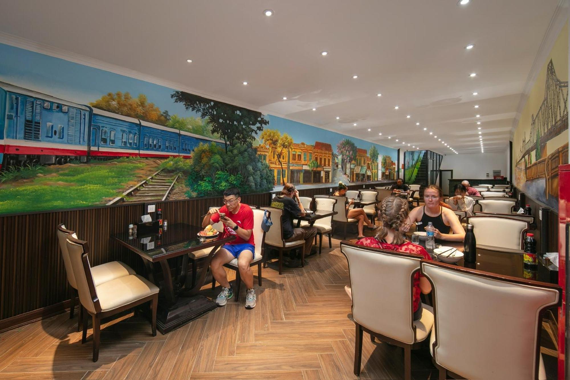 Lakeview Backpackers Hostel & Rooftop Bar Hanoi Buitenkant foto