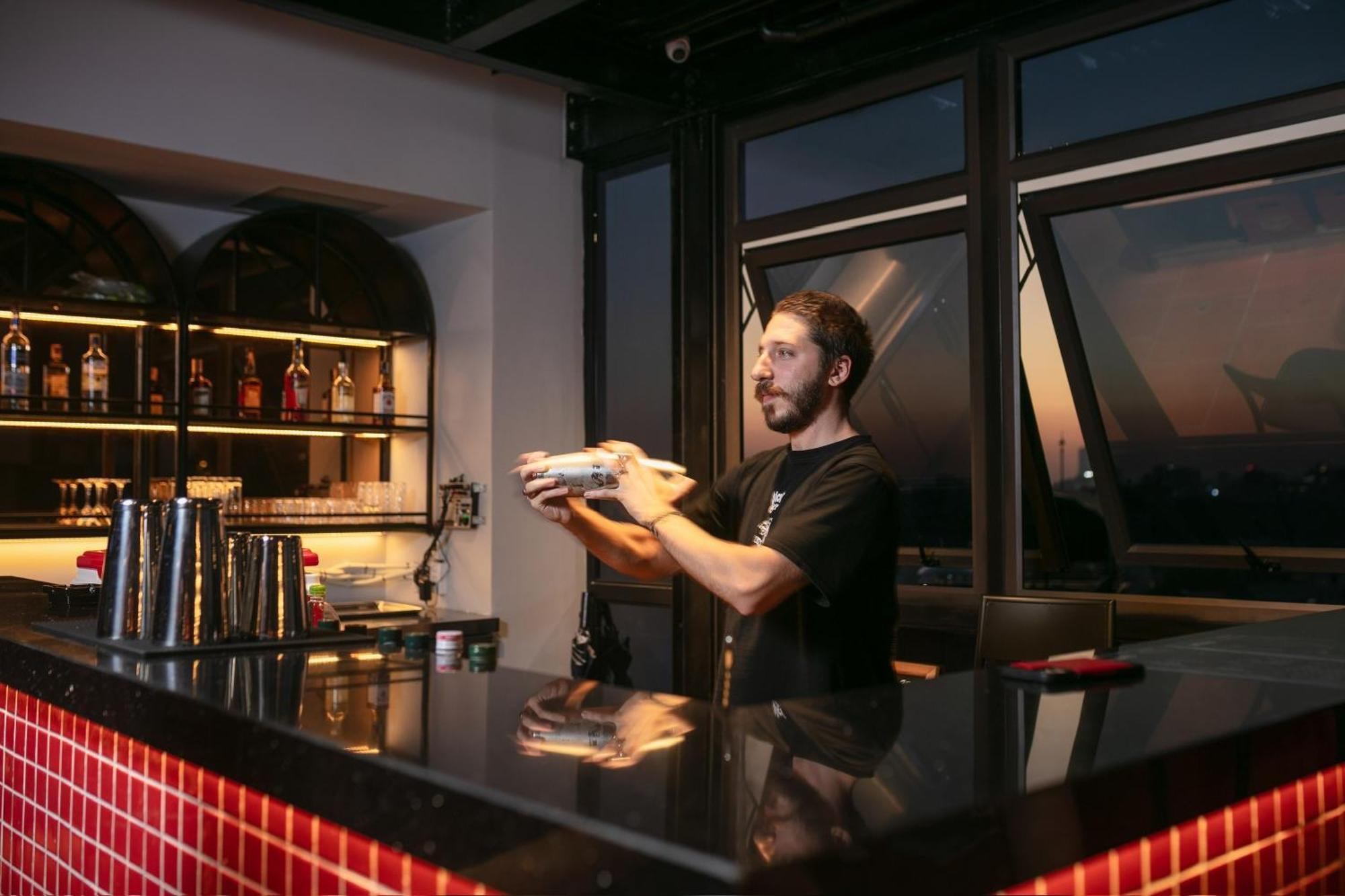 Lakeview Backpackers Hostel & Rooftop Bar Hanoi Buitenkant foto
