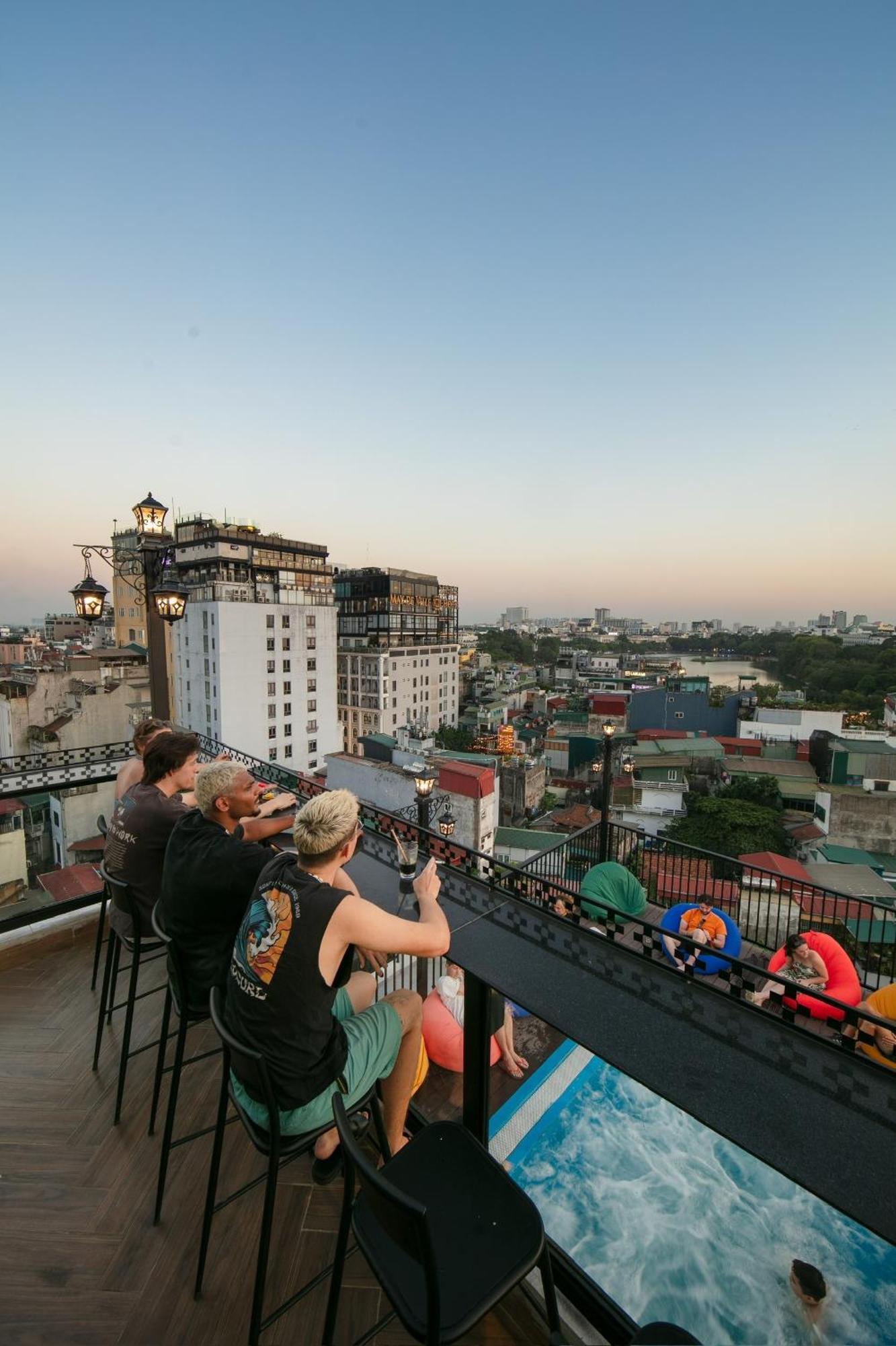 Lakeview Backpackers Hostel & Rooftop Bar Hanoi Buitenkant foto