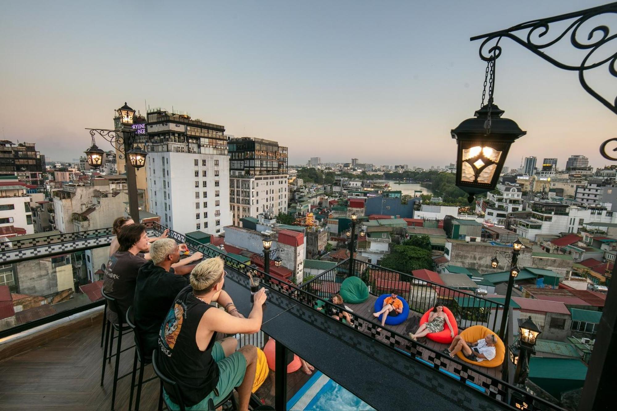 Lakeview Backpackers Hostel & Rooftop Bar Hanoi Buitenkant foto