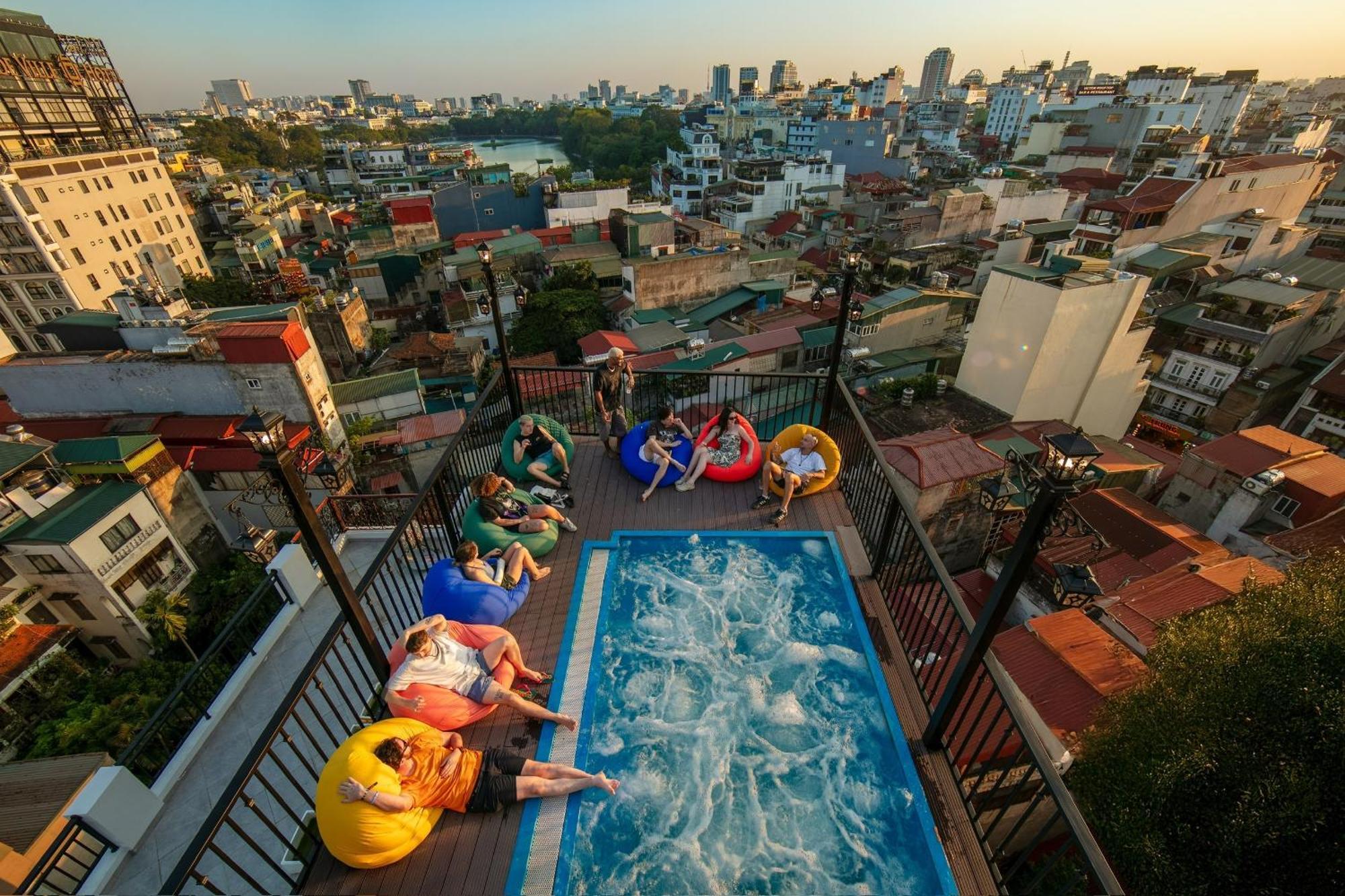 Lakeview Backpackers Hostel & Rooftop Bar Hanoi Buitenkant foto