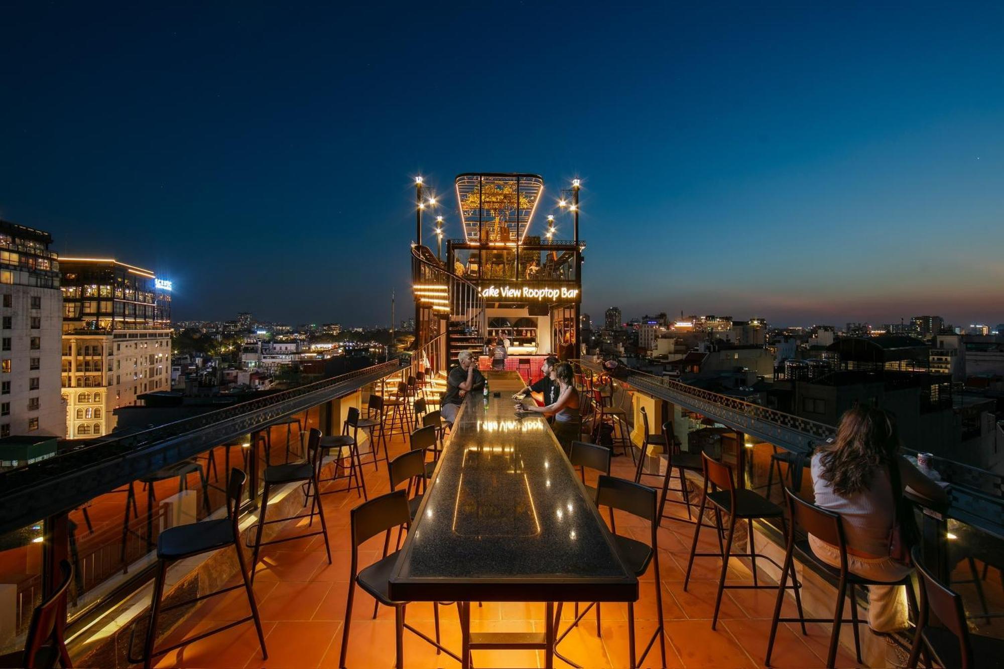 Lakeview Backpackers Hostel & Rooftop Bar Hanoi Buitenkant foto