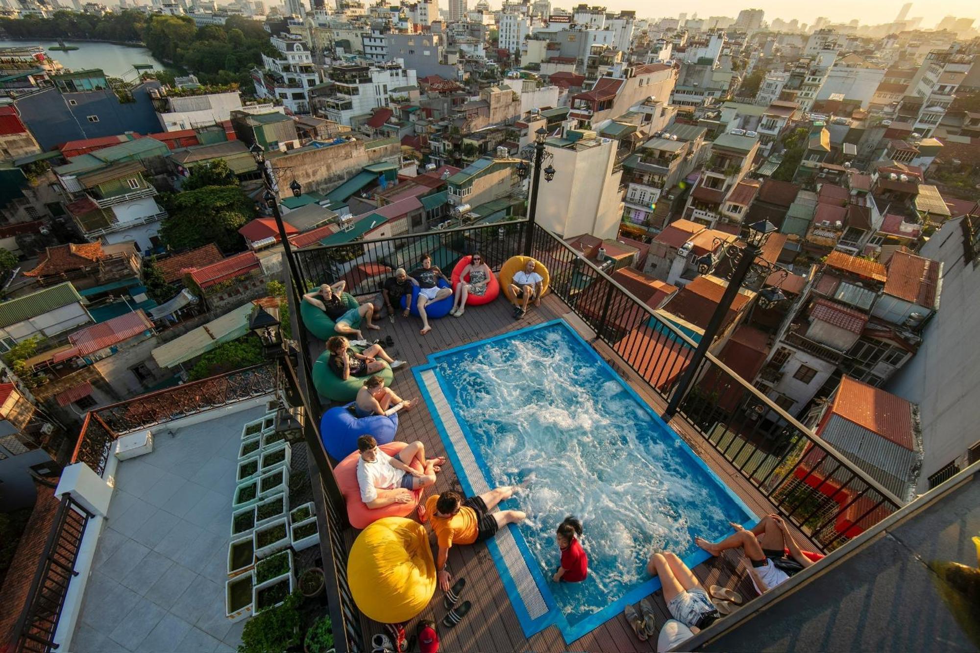 Lakeview Backpackers Hostel & Rooftop Bar Hanoi Buitenkant foto