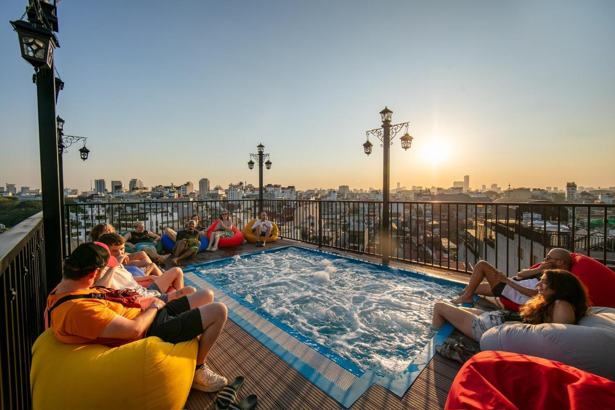 Lakeview Backpackers Hostel & Rooftop Bar Hanoi Buitenkant foto