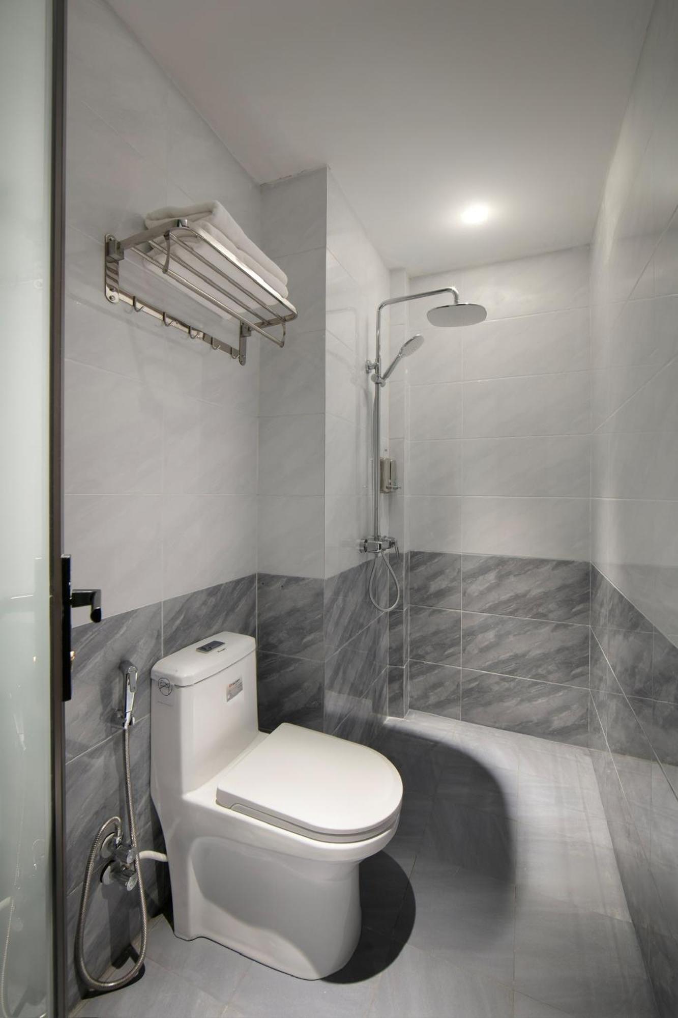 Lakeview Backpackers Hostel & Rooftop Bar Hanoi Buitenkant foto