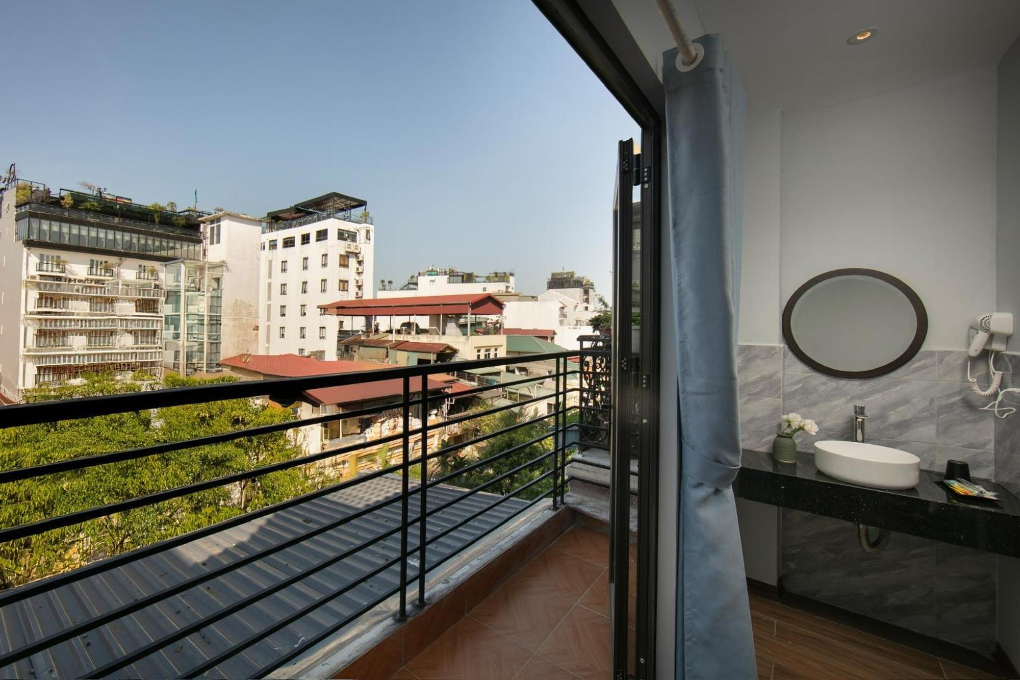 Lakeview Backpackers Hostel & Rooftop Bar Hanoi Buitenkant foto