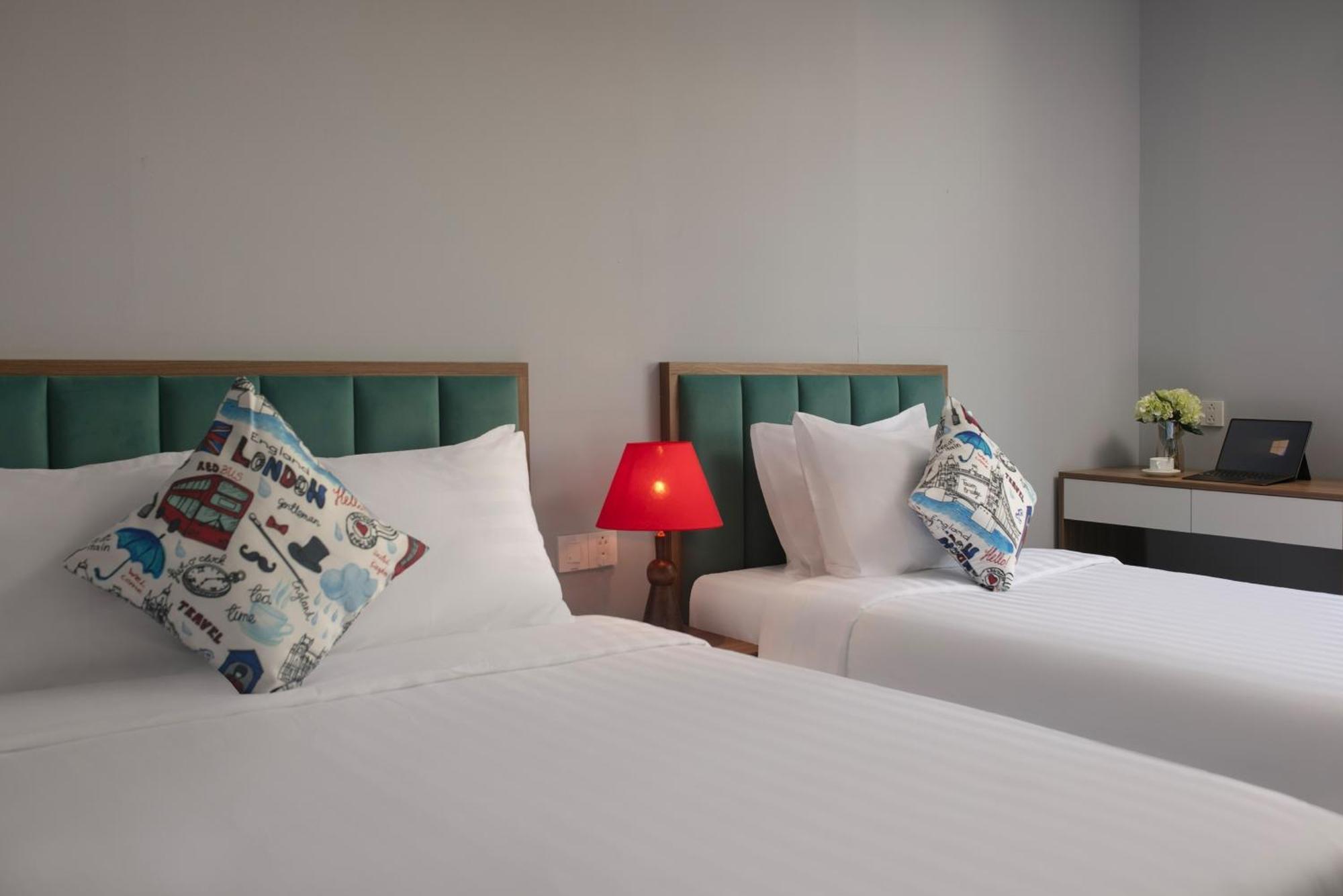 Lakeview Backpackers Hostel & Rooftop Bar Hanoi Buitenkant foto