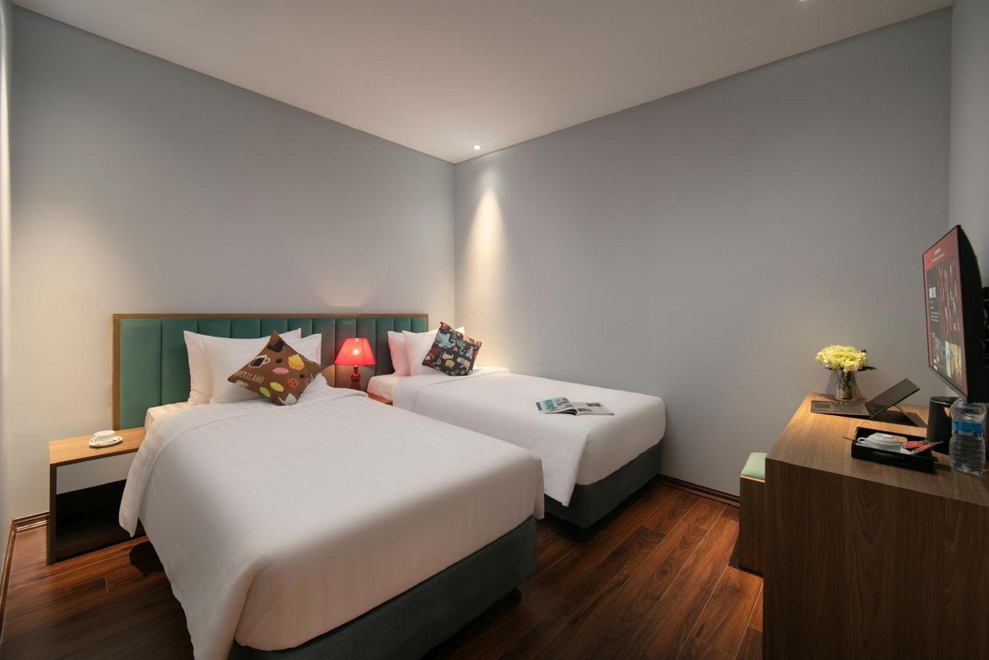 Lakeview Backpackers Hostel & Rooftop Bar Hanoi Buitenkant foto